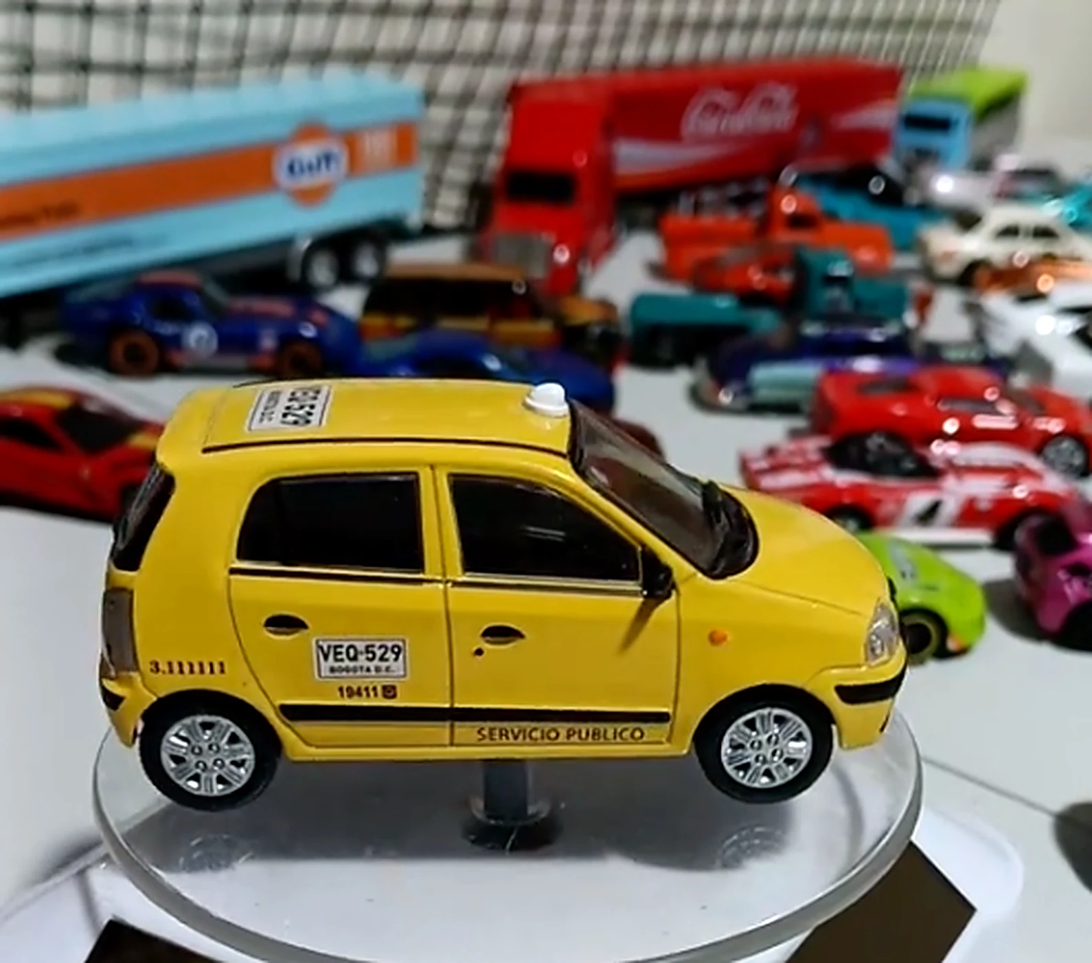 Réplica a escala de taxi Hyundai Atos amarillo de Bogotá — autos coleccionables Colombia