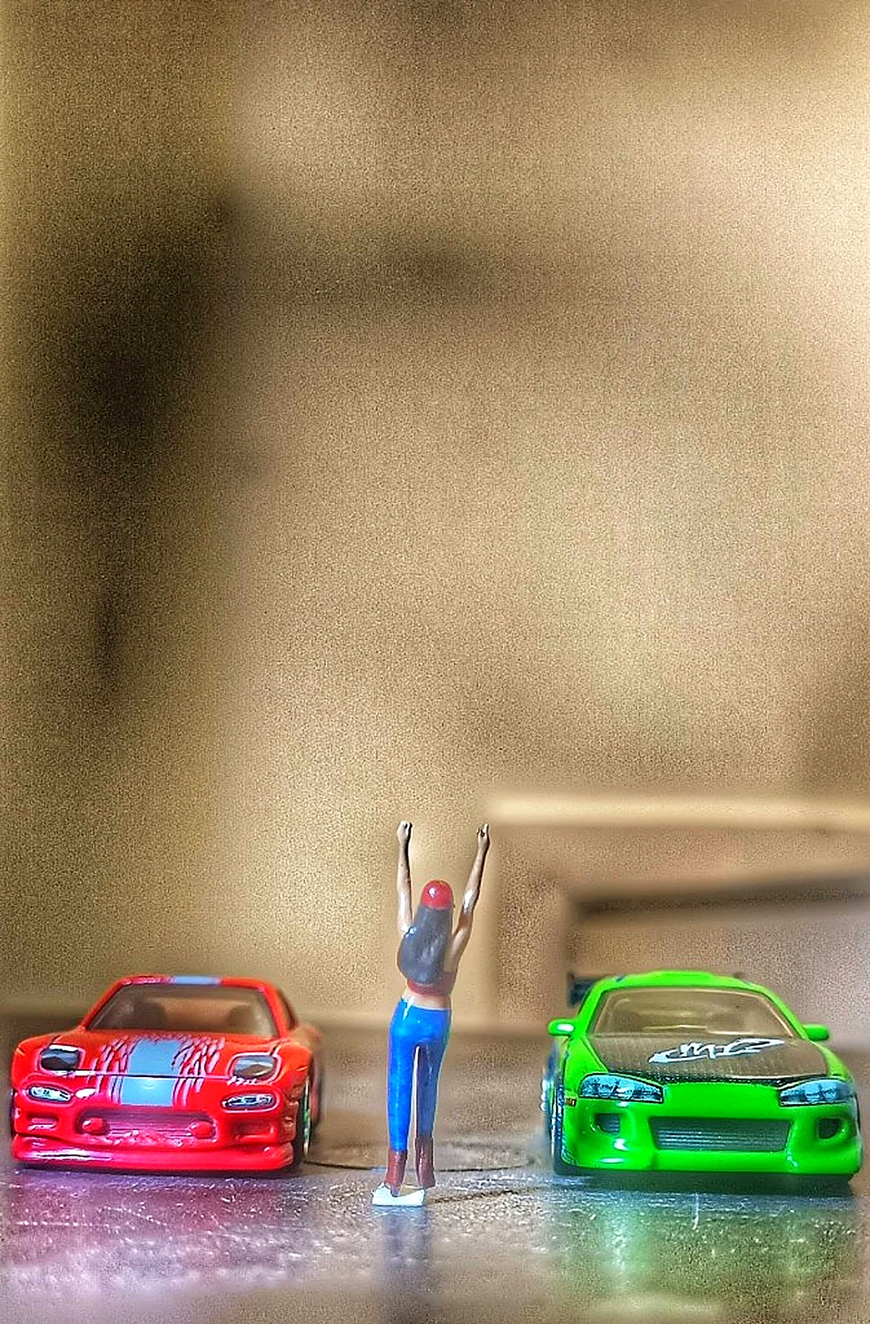 Escena de carrera a escala con Mazda RX-7 y Eclipse — diorama Colombia