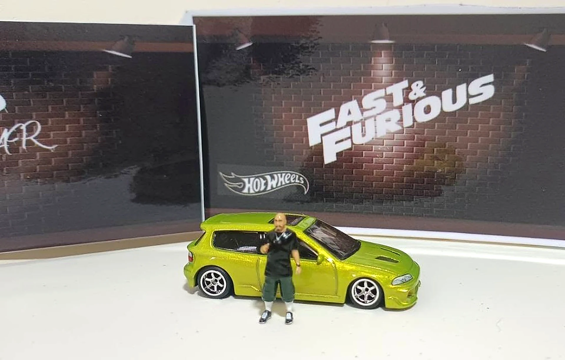 Honda Civic verde a escala con figura estilo Rápido y Furioso — Bogotá