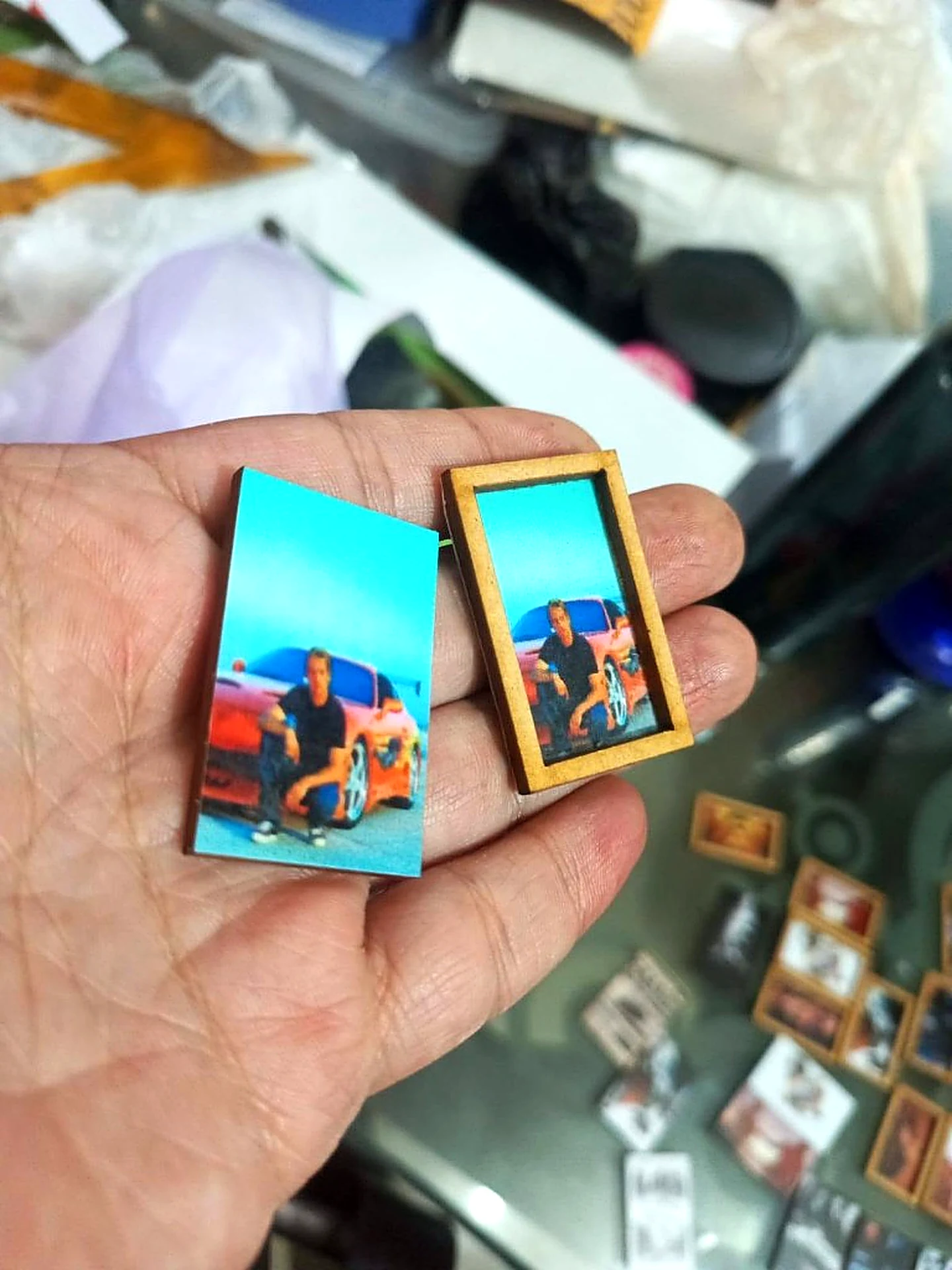 Miniaturas a escala estilo Rápido y Furioso sostenidas en la mano — coleccionables Bogotá