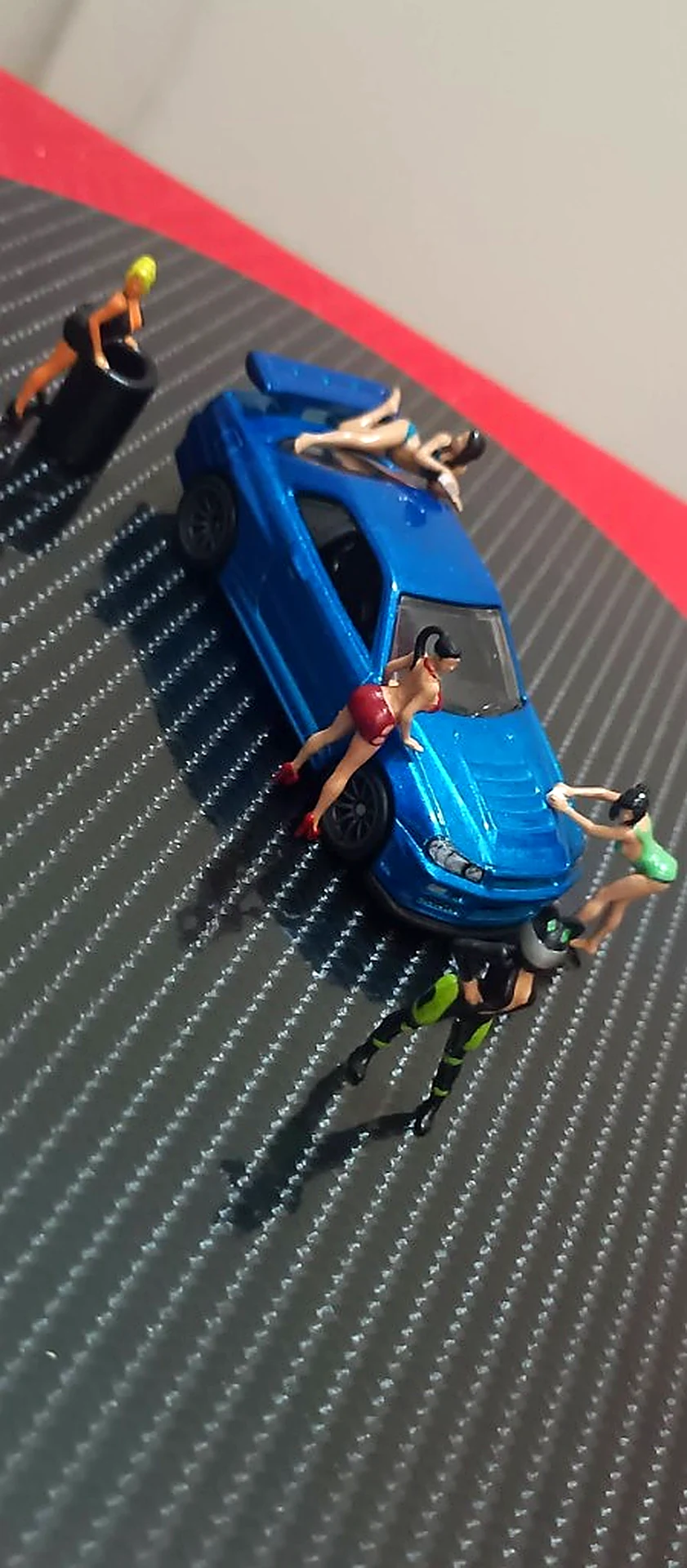 Nissan Skyline azul a escala con figuras personalizadas — Bogotá