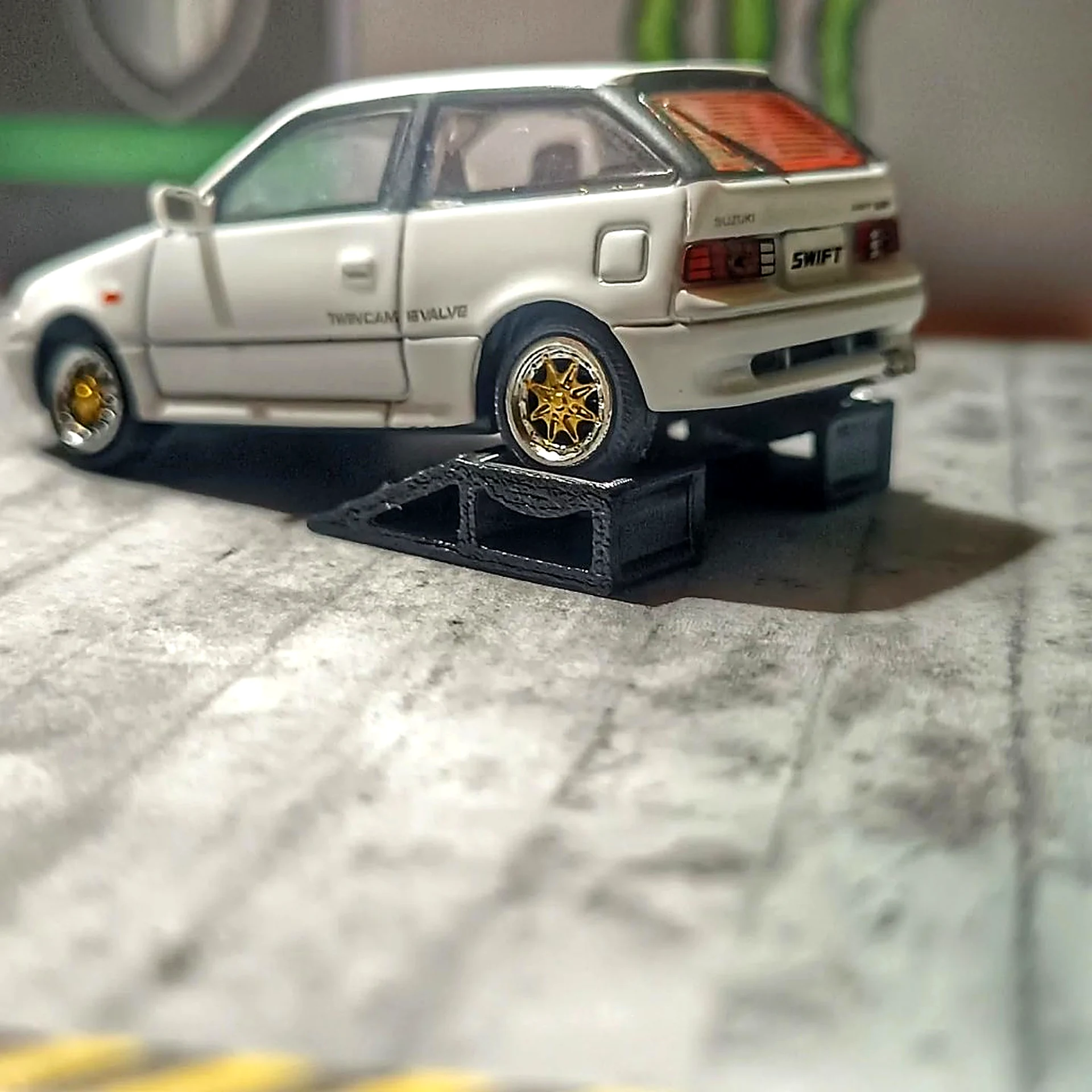 Suzuki Swift blanco a escala sobre rampa — réplica personalizada Bogotá